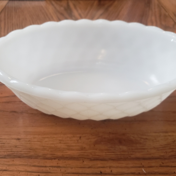 Vintage EO Brody Milk Glass Dish - Picture 3 of 6